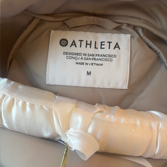 ATHLETA Women's Grayish purple Puffer Jacket. - Picture 12 of 12